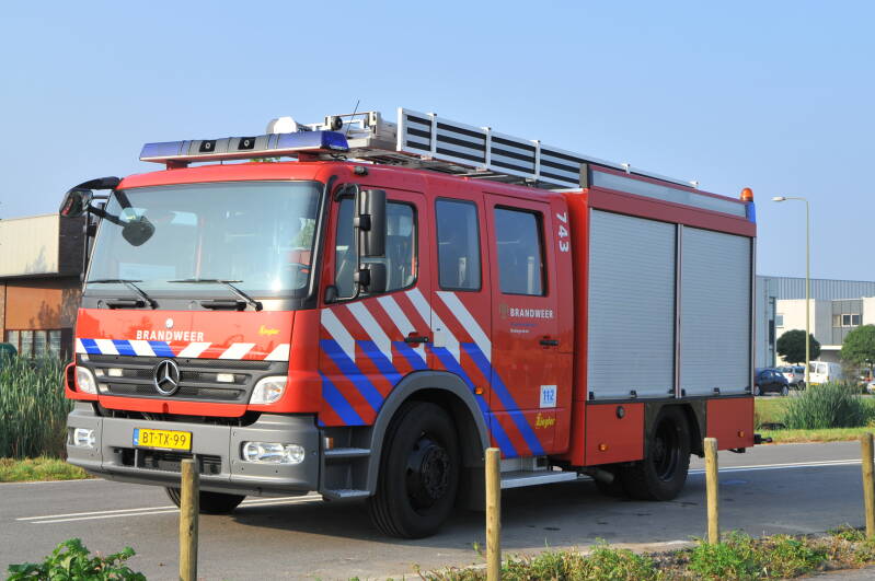 Kenteken: BT-TX-99 Roepnummer: 743 > 16-9233 Type voertuig: TS7 LD2800 HD265 T1500 Merk &amp; Type: Mercedes Benz 1426F..[Atego] Opbouw: Ziegler Brandweertechniek Bouwjaar: 2008 In dienst: 2008 Uit dienst:. Regionaal voertuig.
