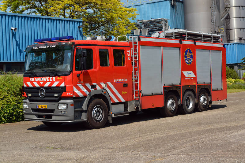 Kenteken: BT-ZL-96 Roepnummer: TS2 Type voertuig: SB6(GS) MD/LD8000 T2500/2500 Merk &amp; Type: Mercedes Benz 3551F73(8x2)[Actros] Opbouw: Ziegler Brandweertechniek Bouwjaar: 2008 In dienst: 2008 Uit dienst: Standplaats: Bergen op Zoom