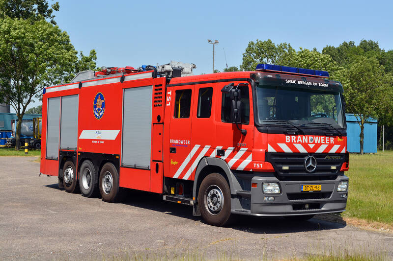 Kenteken: BT-ZL-96 Roepnummer: TS2 Type voertuig: SB6(GS) MD/LD8000 T2500/2500 Merk &amp; Type: Mercedes Benz 3551F73(8x2)[Actros] Opbouw: Ziegler Brandweertechniek Bouwjaar: 2008 In dienst: 2008 Uit dienst: Standplaats: Bergen op Zoom