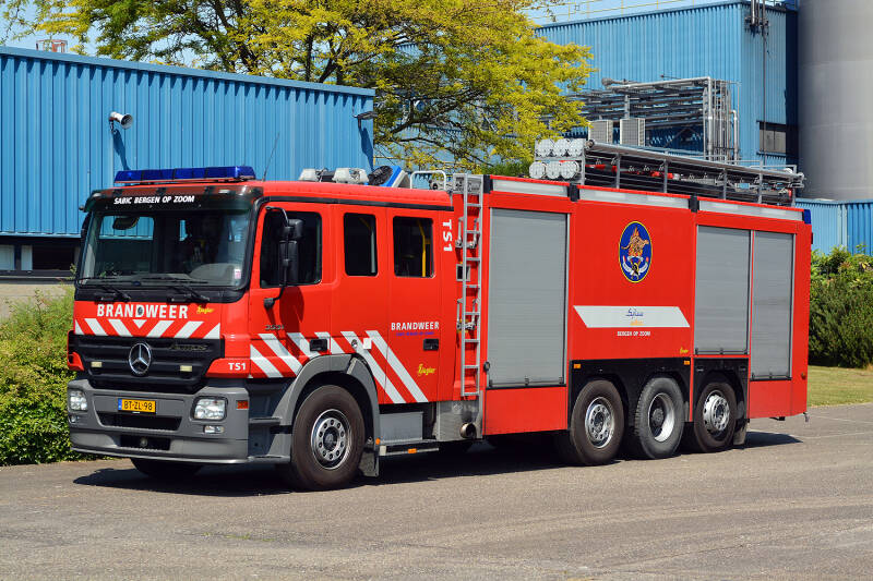 Kenteken: BT-ZL-96 Roepnummer: TS2 Type voertuig: SB6(GS) MD/LD8000 T2500/2500 Merk &amp; Type: Mercedes Benz 3551F73(8x2)[Actros] Opbouw: Ziegler Brandweertechniek Bouwjaar: 2008 In dienst: 2008 Uit dienst: Standplaats: Bergen op Zoom