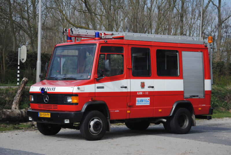 Kenteken: BV-59-PY Roepnummer: 677 Type voertuig: GM11 > PM9 Merk &amp; Type: Mercedes Benz 709FD31[Ecov] Opbouw: Doeschot-Rosenbauer Bouwjaar: 1987 In dienst: 1987 Uit dienst: 2015.  Vanaf 2009 tbv jeugdbrandweer