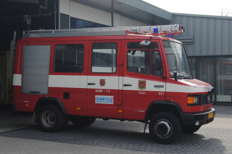 Kenteken: BV-59-PY Roepnummer: 677 Type voertuig: GM11 > PM9 Merk &amp; Type: Mercedes Benz 709FD31[Ecov] Opbouw: Doeschot-Rosenbauer Bouwjaar: 1987 In dienst: 1987 Uit dienst: 2015.  Vanaf 2009 tbv jeugdbrandweer