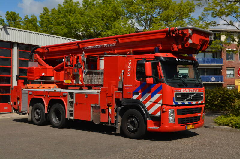 Kenteken: BV-FF-98 Roepnummer: HW62-1 > 17-2551 Type voertuig: HW-34 Merk &amp; Type: Volvo FM9.350 Opbouw: Bronto Bouwjaar: 2008 In dienst: 2011 Uit dienst: 2023. Afkomstig van brandweer Vlaardingen. Naar Capelle aan den IJssel