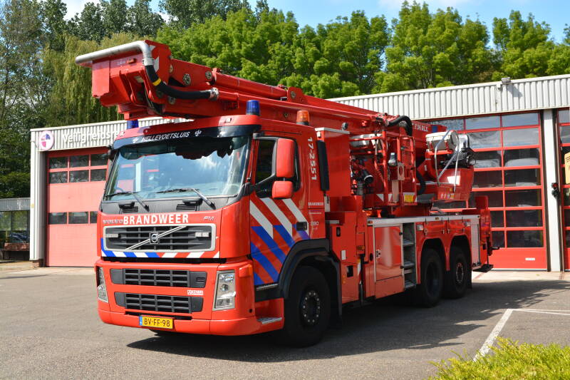Kenteken: BV-FF-98 Roepnummer: HW62-1 > 17-2551 Type voertuig: HW-34 Merk &amp; Type: Volvo FM9.350 Opbouw: Bronto Bouwjaar: 2008 In dienst: 2011 Uit dienst: 2023. Afkomstig van brandweer Vlaardingen. Naar Capelle aan den IJssel.