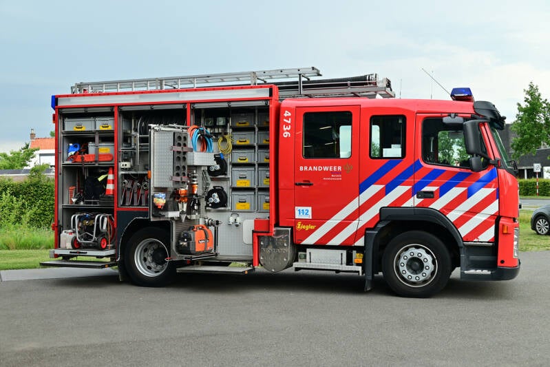 Kenteken: BV-PR-92 Roepnummer: 19-4736 Type voertuig: TS9 LD2800 HD265 T2400 Merk &amp; Type: Volvo FM9 Opbouw: Ziegler Brandweertechniek Bouwjaar: 2008 In dienst: 2008 Uit dienst: