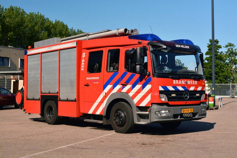 Kenteken: BV-SR-58 Roepnummer: DHD640 > 10-4431 > 10-4432 Type voertuig: TS6 LD3000 HD250 T2000/100 Merk &amp; Type: Mercedes Benz 1326F36[Atego] Opbouw: HDS-Godiva Bouwjaar: 2009 In dienst: 2009 Uit dienst:
