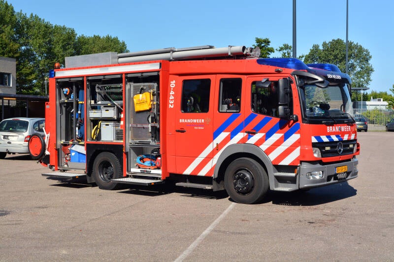 Kenteken: BV-SR-58 Roepnummer: DHD640 > 10-4431 > 10-4432 Type voertuig: TS6 LD3000 HD250 T2000/100 Merk &amp; Type: Mercedes Benz 1326F36[Atego] Opbouw: HDS-Godiva Bouwjaar: 2009 In dienst: 2009 Uit dienst: