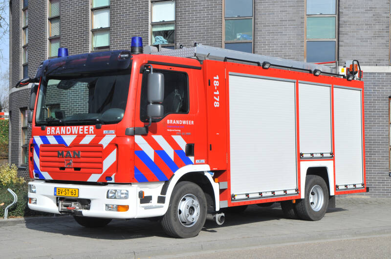 Kenteken: BV-ST-63 Roepnummer: 18-178 Type voertuig: HV-2+ Merk &amp; Type: MAN 12.180BBF[TGL] Opbouw: HDS Bouwjaar: 2009 In dienst: 2009 Uit dienst: 2014. Regionaal voertuig, naar brandweer Papendrecht.