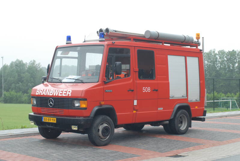Kenteken: BX-89-YH Roepnummer: 508 > 18-6938 Type voertuig: TS7 LD2400 HD200 T800 Merk &amp; Type: Mercedes Benz 709FD35[Ecov] Opbouw: Saval-Kronenburg Bouwjaar: 1987 In dienst: 2000 Uit dienst: 2021 Standplaats: Papendrecht