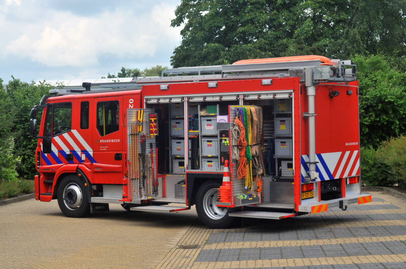 Kenteken: BX-DD-28 Roepnummer: 02-6972 Type voertuig: HV-2 / PM9 Merk &amp; Type: Iveco ML140E25 Opbouw: Mucar Bouwjaar: 2009 In dienst: 2009 Uit dienst: 2020.  Sinds 2019 tbv de jeugdbrandweer Zuid-Oost.