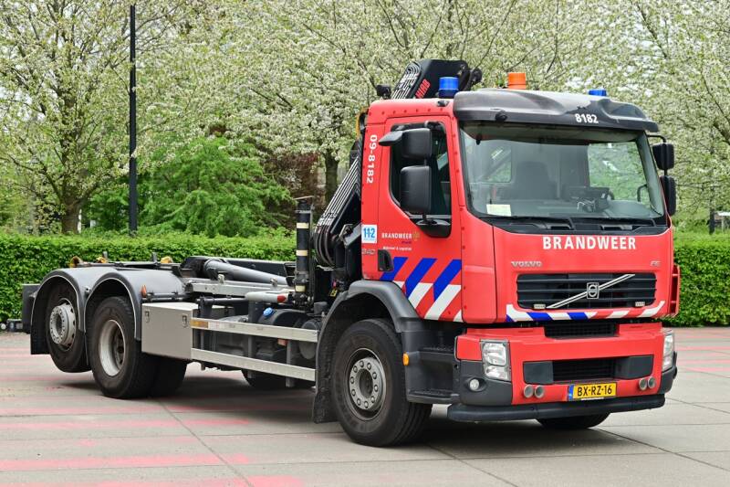 Kenteken: BX-RZ-16 Roepnummer: 937 > 09-4482 > 09-8182 Type voertuig: HA-KR Merk &amp; Type: Volvo FM330(6x2) Opbouw: Multilift-Hiab Bouwjaar: 2010 In dienst: 2010 Uit dienst: Standplaats: Utrecht - Leidsche Rijn. Regionaal inzetbaar.