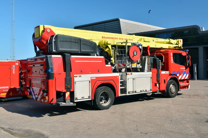 Kenteken: BX-ZV-99 Roepnummer: 10-4451 Type voertuig: HW-32 Merk &amp; Type: Scania P360B[4x2] Opbouw: Bronto Bouwjaar: 2011 In dienst: 2014 Uit dienst: Heeft ook in Zutphen gereden 