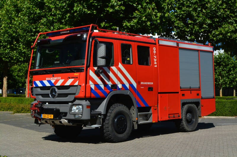 Kenteken: BX-ZZ-91 Roepnummer: 06-7341 > 06-1242 Type voertuig: TS8 LD3000 HD265 T4000 Merk &amp; Type: Mercedes Benz 1836AK38[Actros] Opbouw: Ziegler Brandweertechniek Bouwjaar: 2011 In dienst: 2011 Uit dienst: