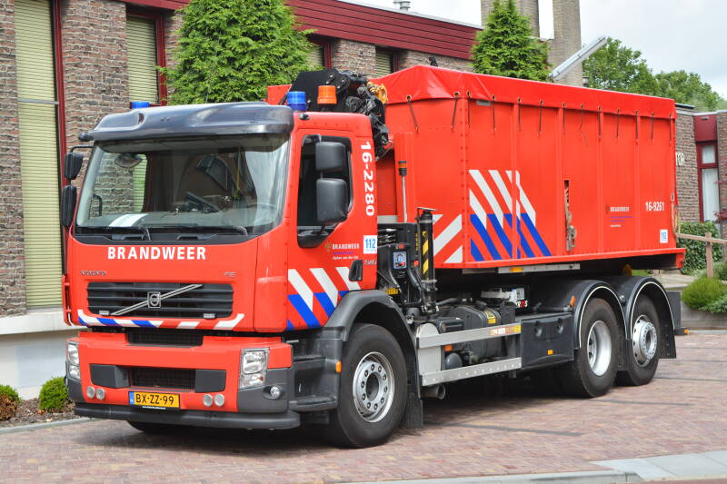 Kenteken: BX-ZZ-99 Roepnummer: 16-561 > 16-2280 Type voertuig: HA-KR Merk &amp; Type: Volvo FE340 Opbouw: Multilift-Hiab Bouwjaar: 2011 In dienst: 2011 Uit dienst:.  Regionaal voertuig.