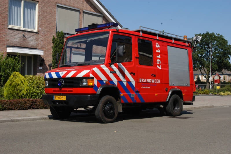 Kenteken: BY-09-SF Roepnummer: 270 > 41-167 > 07-1461 Type voertuig: GM9 Merk &amp; Type: Mercedes Benz 709FD31[Ecov] Opbouw: Kobra Bouwjaar: 1988 In dienst: 1988 Uit dienst: 2012.  Sinds 11-2012 tbv de personeelsvereniging.