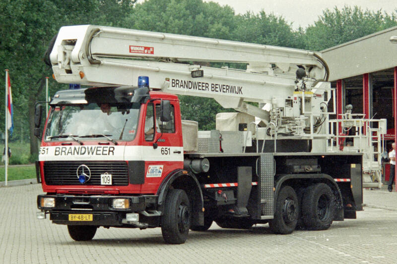 Kenteken: BY-48-LT Roepnummer: 54-651 Type voertuig: HW-23,5 Merk &amp; Type: Mercedes Benz 2222F52 Opbouw: Wümag Elevant-WO235F Bouwjaar: 1987 In dienst: 1987 Uit dienst: 2010. Laatste knikmasthoogwerker in Nederland. 