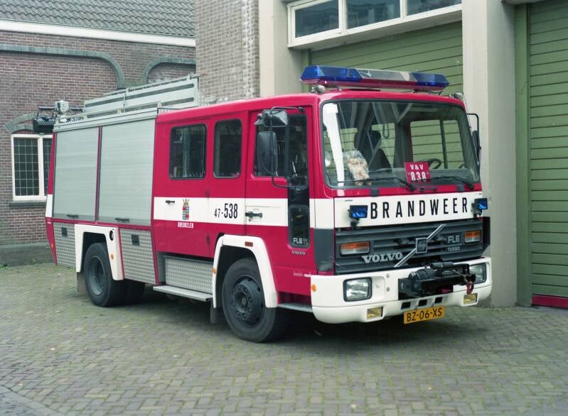 Kenteken: BZ-06-XS Roepnummer: 538 Kenteken: BZ-06-XS Type voertuig: HV-2 / PM7 Merk &amp; Type: Volvo FL611-37 Opbouw: Doeschot-Rosenbauer Bouwjaar: 1988 In dienst: 1988. Regionaal voertuig.