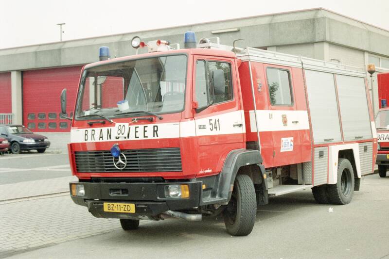 Kenteken: BZ-11-ZD Roepnummer: 741 > 541 Type voertuig: TS10 LD3000 HD250 T1500 Merk &amp; Type: Mercedes Benz 1114F34[Ecol] Opbouw: Doeschot-Rosenbauer Bouwjaar: 1987 In dienst: 1987 Uit dienst: 2002