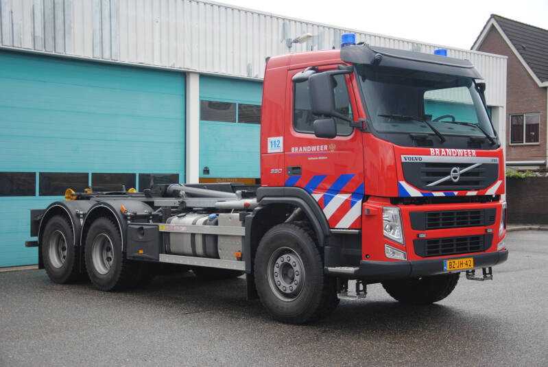 Kenteken: BZ-JH-42 Roepnummer: 16-9281 Type voertuig: HA Merk &amp; Type: Volvo FM9.330(6x4) Opbouw: Multilift Bouwjaar: 2011 In dienst: 2022 Uit dienst:..  Afkomstig van  brandweer Rijnsburg. Regionaal voertuig.
