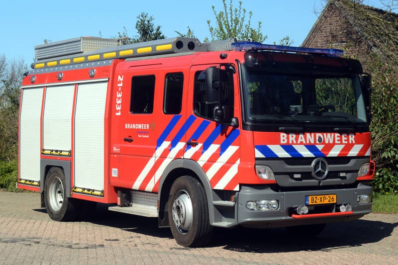 Kenteken: BZ-XP-26 Roepnummer: 21-3331 Type voertuig: TS7 LD3000 HD240 T1700? Merk &amp; Type: Mercedes Benz 1526AF38[Atego] Opbouw: Touw-Godiva Bouwjaar: 2012 In dienst: 2012 Uit dienst: