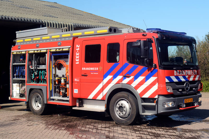 Kenteken: BZ-XP-26 Roepnummer: 21-3331 Type voertuig: TS7 LD3000 HD240 T1700? Merk &amp; Type: Mercedes Benz 1526AF38[Atego] Opbouw: Touw-Godiva Bouwjaar: 2012 In dienst: 2012 Uit dienst: