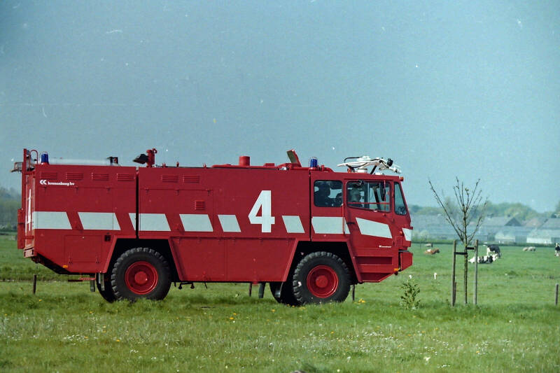 Kenteken: KM-13-05 Roepnummer: 564 > 566 (4) Type voertuig: CT4 LD3000 T4000/300 P250 BCF50 Merk &amp; Type: MAC-06 Opbouw: Saval-Kronenburg Bouwjaar: 1982 In dienst: 1982 Uit dienst: 1993 Standplaats: Valkenburg