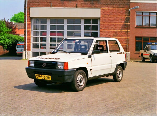 Kenteken: DH-DZ-26 Roepnummer: 899 Type voertuig: DA Merk &amp; Type: Fiat Panda 1000 Opbouw: Bouwjaar: 1992 In dienst: 1992 Uit dienst: 199.