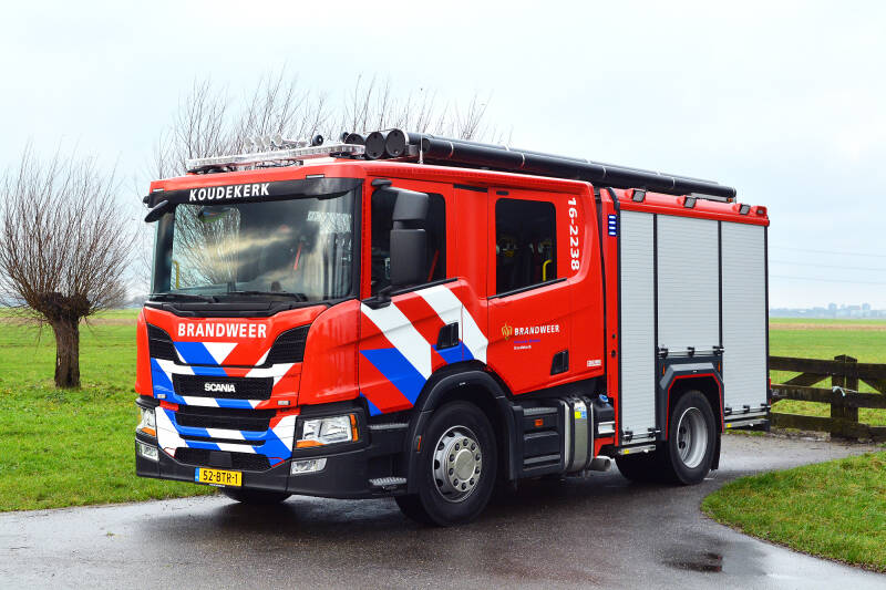 Kenteken: 52-BTR-1 Roepnummer: 16-2238 Type voertuig: TS7 LD3000 HD400 T2000 Merk &amp; Type: Scania P320B4x2NZ31L Opbouw: Kenbri-Rosenbauer Bouwjaar: 2022 In dienst: 2023 Uit dienst: