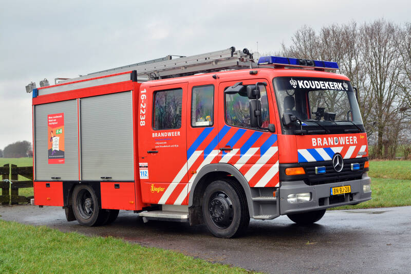Kenteken: BN-BJ-28 Roepnummer: 66-839 > 16-2238 Type voertuig: TS6 LD2800 HD265 T1500 Merk &amp; Type: Mercedes Benz 1225F36[Atego] Opbouw: Ziegler Brandweertechniek Bouwjaar: 2002 In dienst: 2002 Uit dienst: 2023