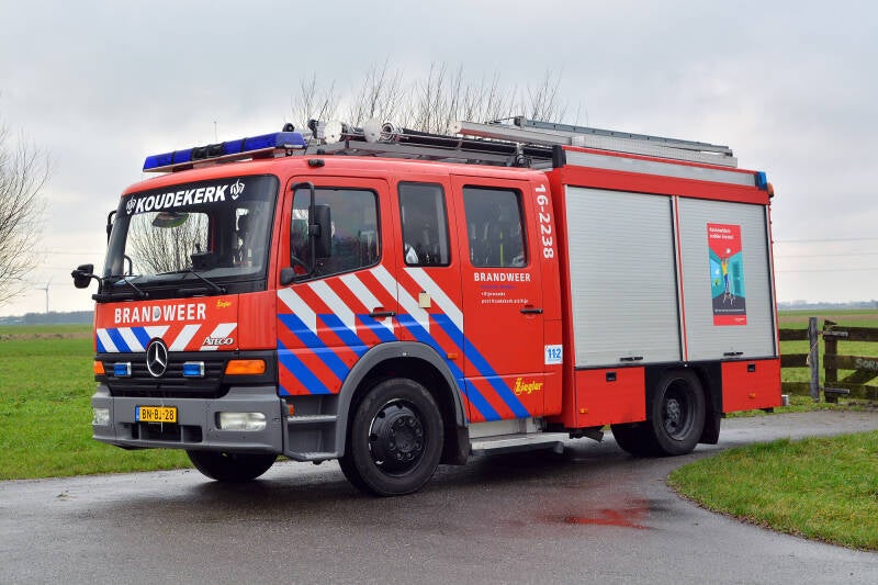 Kenteken: BN-BJ-28 Roepnummer: 66-839 > 16-2238 Type voertuig: TS6 LD2800 HD265 T1500 Merk &amp; Type: Mercedes Benz 1225F36[Atego] Opbouw: Ziegler Brandweertechniek Bouwjaar: 2002 In dienst: 2002 Uit dienst: 2023