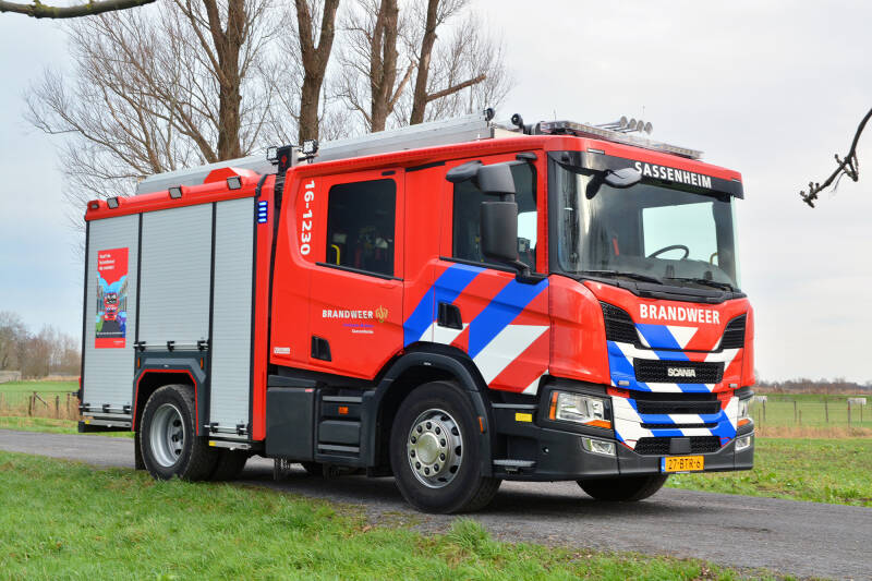 Kenteken: 27-BTR-6 Roepnummer: 16-1230 Type voertuig: TS7 LD3000 HD400 T2000 Merk &amp; Type: Scania P320B4x2NZ31L Opbouw: Kenbri-Rosenbauer Bouwjaar: 2022 In dienst: 2023 Uit dienst: