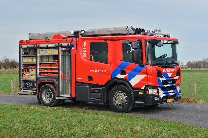 Kenteken: 27-BTR-6 Roepnummer: 16-1230 Type voertuig: TS7 LD3000 HD400 T2000 Merk &amp; Type: Scania P320B4x2NZ31L Opbouw: Kenbri-Rosenbauer Bouwjaar: 2022 In dienst: 2023 Uit dienst:
