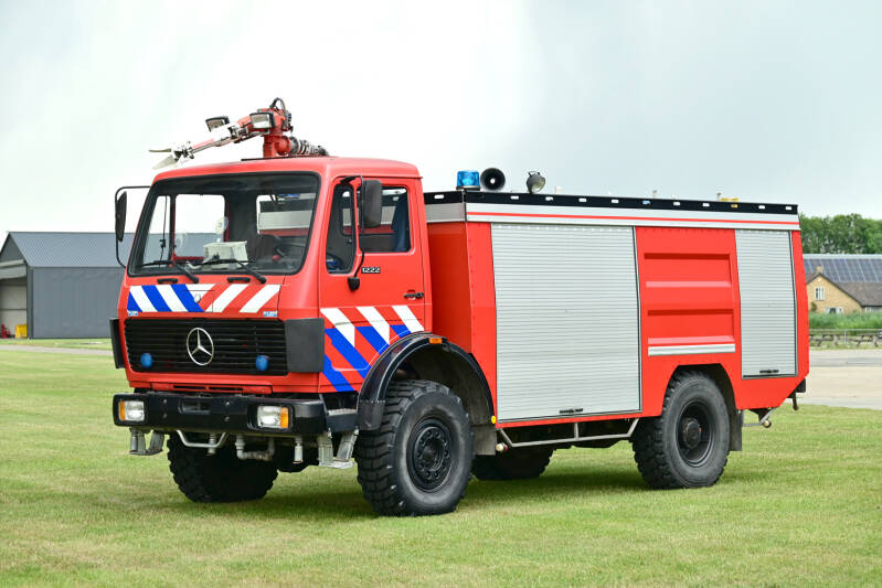 Kenteken: --Roepnummer:  Type voertuig: AS2 LD2000 T2700/200 P250 Merk &amp; Type: Mercedes Benz 1222AF Opbouw: Sala Kaross Zweden-Rosenbauer Bouwjaar: 1987 In dienst: 2011 Uit dienst: Standplaats: Arnemuiden