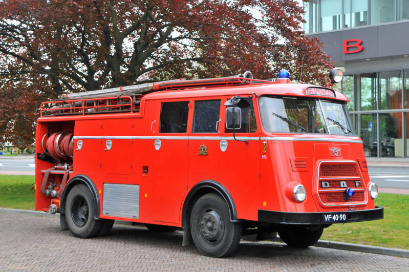 Kenteken: VF-40-90 Roepnummer: (152) Type voertuig: TS10 LD2900 HD210 T500 Merk &amp; Type: DAF G1300BA325 Opbouw: Kronenburg Bouwjaar: 1966 In dienst: 1966 Uit dienst: 1977.Bezit Behoud Erfgoed Brandweer Amsterdam (BEBA) 