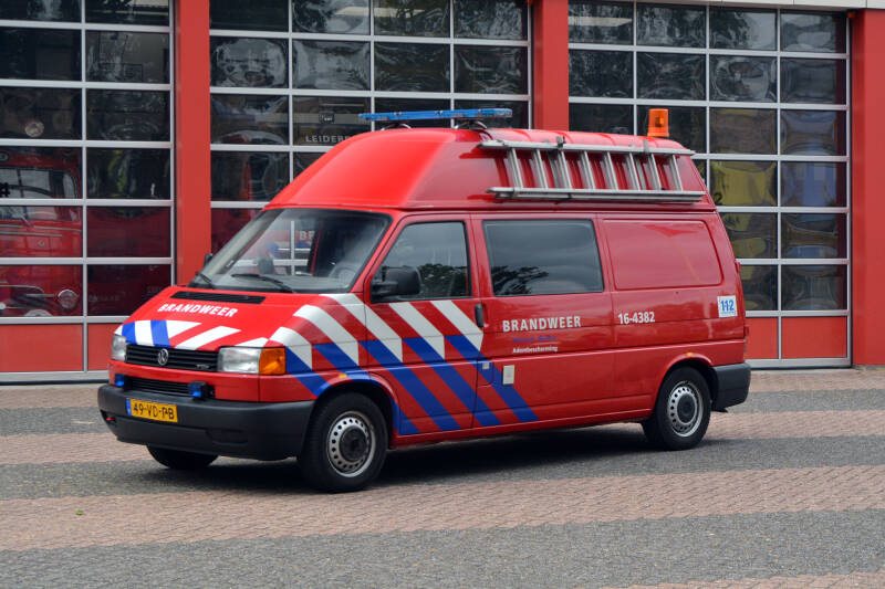 Kenteken: 49-VD-PB Roepnummer: 16-4382 Type voertuig: AB Merk &amp; Type: Volkswagen Transporter T4TDi Opbouw: C&amp;C-Products Bouwjaar: 1999 In dienst: 2017 Uit dienst: 2018. Omgebouwde WO brandweer Leiden 
