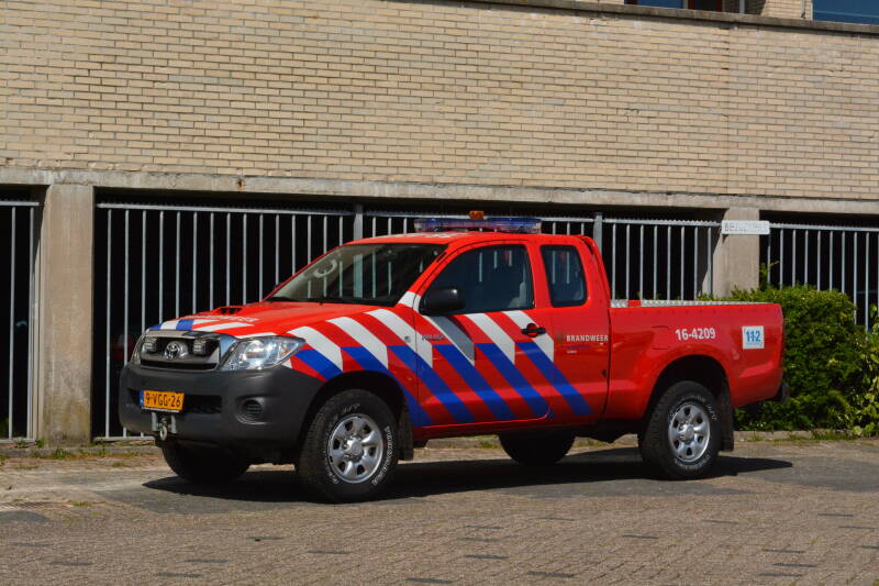 Kenteken: 9-VGG-26 Roepnummer: 374 > 16-4209 Type voertuig: PM2 Merk &amp; Type: Toyota Hilux CX2,5D-PickUp Opbouw: Bouwjaar: 2010 In dienst: 2010