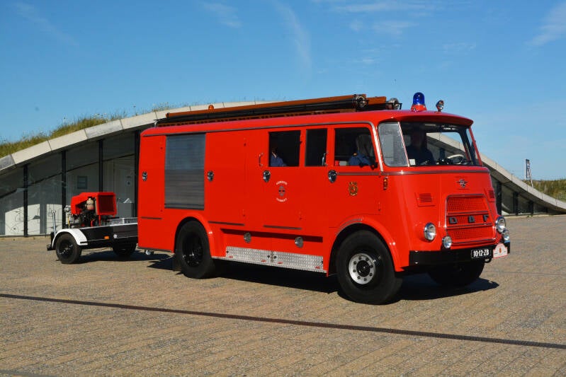  Kenteken: 10-12-ZB Roepnummer: 677Type voertuig: GM10 (LD2000) Merk &amp; Type: DAF A1300BA360 Opbouw: den Hartog-Bikkers Bouwjaar: 1966 In dienst: 1977 Uit dienst: 1998