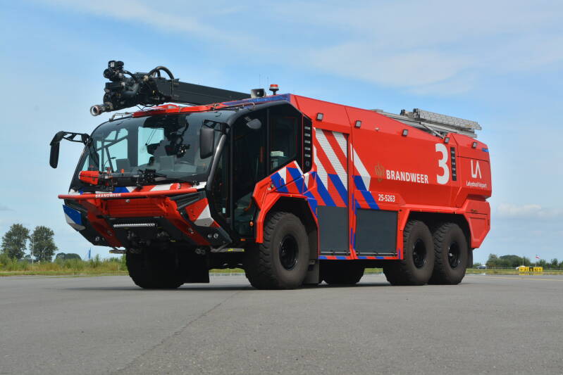 Roepnummer: 3 > 25-5263 Kenteken: Type voertuig: CT4 LD9000 T10000/1200 P250 Merk &amp; Type: Rosenbauer[New Panther](6x6) Opbouw: Rosenbauer Bouwjaar: 2021 In dienst: 2021 Uit dienst: