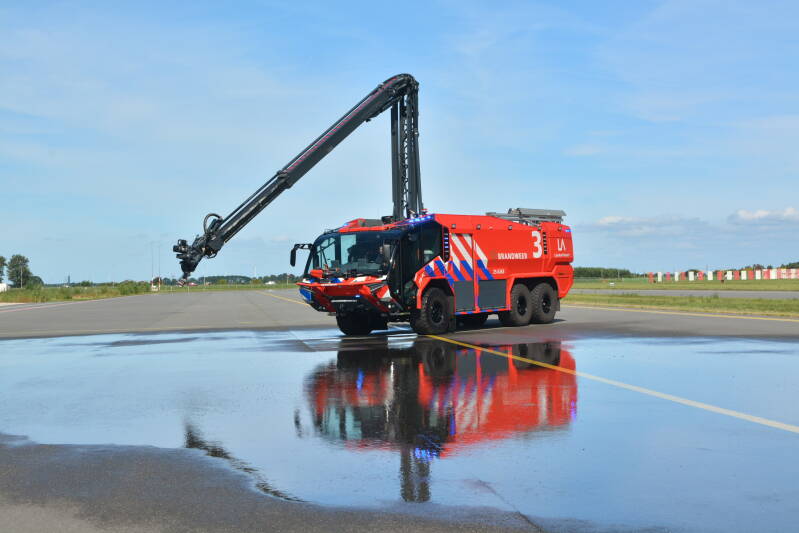 Roepnummer: 3 > 25-5263 Kenteken: Type voertuig: CT4 LD9000 T10000/1200 P250 Merk &amp; Type: Rosenbauer[New Panther](6x6) Opbouw: Rosenbauer Bouwjaar: 2021 In dienst: 2021 Uit dienst: