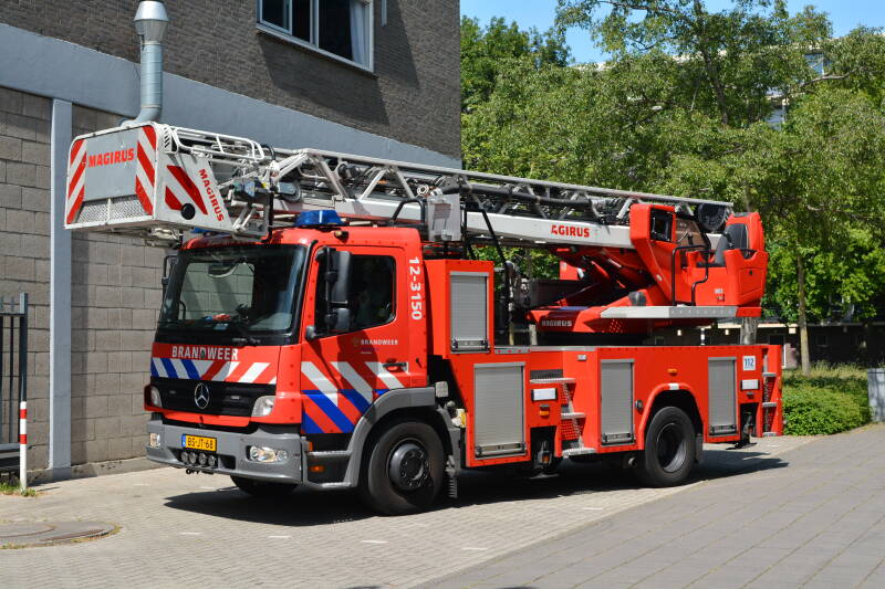 Kenteken: BS-JT-68 Roepnummer: 54-752 > 12-3150 Type voertuig: AL-K24 Merk &amp; Type: Mercedes Benz 1325F36[Atego] Opbouw: Magirus Bouwjaar: 2006 In dienst: 2006 Uit dienst: Standplaats: Haarlem Oost