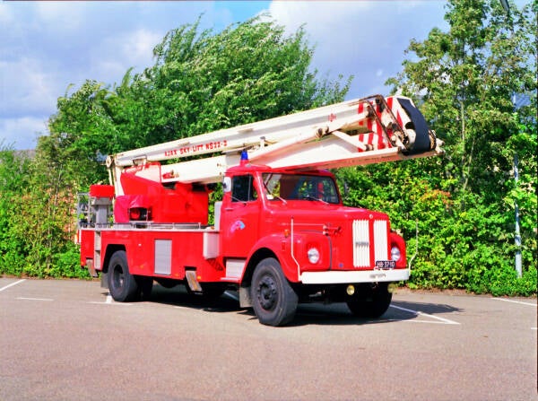 Kenteken: HB-37-10 Roepnummer: 613 > 650 Type voertuig: HW-22 Merk &amp; Type: Scania Vabis 85 Opbouw: Nummela Skylift ND22-3 Bouwjaar: 1973 In dienst: 1973 Uit dienst: 2001 Standplaats: Terneuzen-Haarmanweg. Particulier bezit.