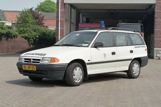 Kenteken: HL-JR-35 Roepnummer: 895 Type voertuig: DA-PR Merk &amp; Type: Opel Astra-Stationcar 1,7DGL Opbouw: Bouwjaar: 1994 In dienst: 1994 Uit dienst: 2001