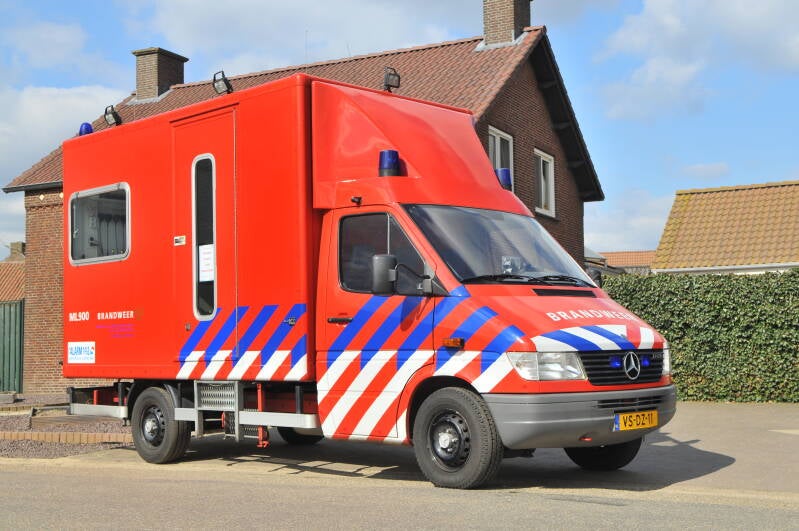 Kenteken: VV-XS-98 Roepnummer: ML900 > 23-5691 > VS-DZ-11 Type voertuig: VC-2 Merk &amp; Type: Mercedes Benz 312FD35[Sprinter] Opbouw: KPN Bouwjaar: 1997 In dienst: 2007 Uit dienst: 2017. Regionaal voertuig
