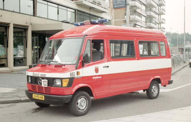 Kenteken: JX-PD-48 Roepnummer: 54-682 Type voertuig: PM6 Merk &amp; Type: Mercedes Benz 208D33 Opbouw: Bouwjaar: 1995 In dienst: 1995 Uit dienst: 2005