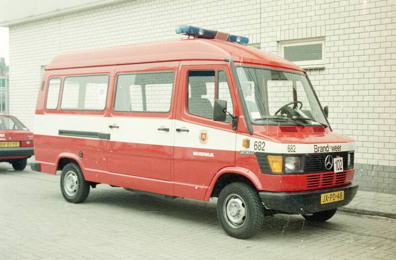 Kenteken: JX-PD-48 Roepnummer: 54-682 Type voertuig: PM6 Merk &amp; Type: Mercedes Benz 208D33 Opbouw: Bouwjaar: 1995 In dienst: 1995 Uit dienst: 2005
