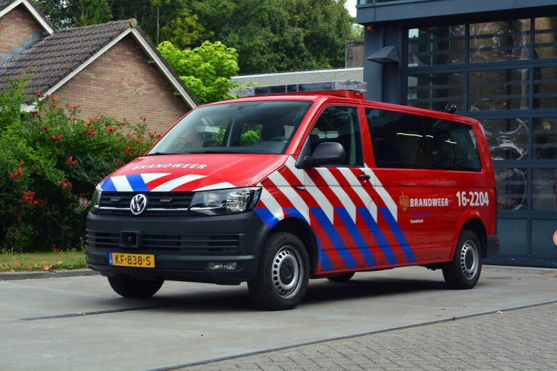 Kenteken: KF-838-S Roepnummer: 16-2204 Kenteken: KF-838-S Type voertuig: DB-K Merk &amp; Type: Volkswagen Transporter T6-Kombi 2,0TDi Opbouw: Bouwjaar: 2016 In dienst: 2016 Uit dienst: