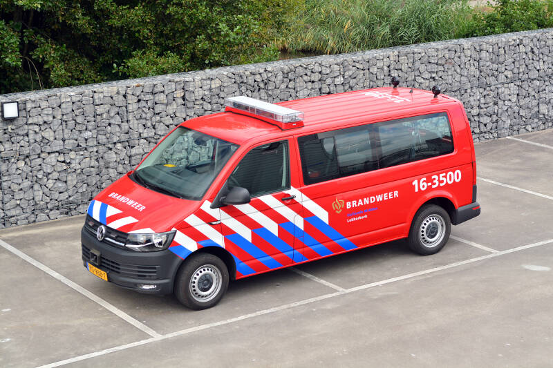  Kenteken: KG-988-T Roepnummer: 16-3500Type voertuig: DB-K Merk &amp; Type: Volkswagen Transporter T6-Kombi 2,0TDi Opbouw: Bouwjaar: 2016 In dienst: 2016 Uit dienst: