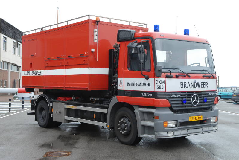 Kenteken: KM-17-04 Roepnummer: 570 > DKM 583 > 28-6481 Type voertuig: HA Merk &amp; Type: Mercedes Benz 1831F..[Actros] Opbouw: Leebur-Hiab Bouwjaar: 1997 In dienst: 1997 Uit dienst: 2022