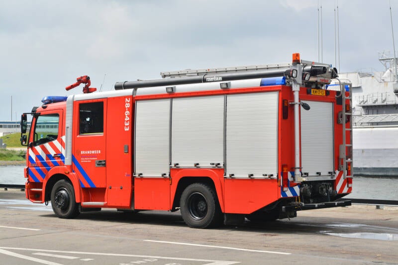 Kenteken: KM-17-13 Roepnummer: DKM 521 > 28-6433 Type voertuig: TS6 LD3000 HD250 T2400/250 Merk &amp; Type: Mercedes Benz 1528F36[Atego] Opbouw: Kenbri-Rosenbauer Bouwjaar: 2007 In dienst: 2007 Uit dienst: