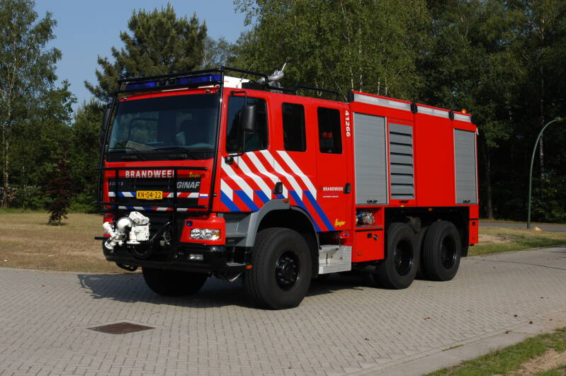 Kenteken: KN-04-22 Roepnummer: 266 > KL-8142 > 28-2242 Type voertuig: TS6 LD2800 HD265 T5000/300 Merk &amp; Type: Ginaf X3335S380[6X6] Opbouw: Ziegler Brandweertechniek Bouwjaar: 2005 In dienst: 2005 Uit dienst: